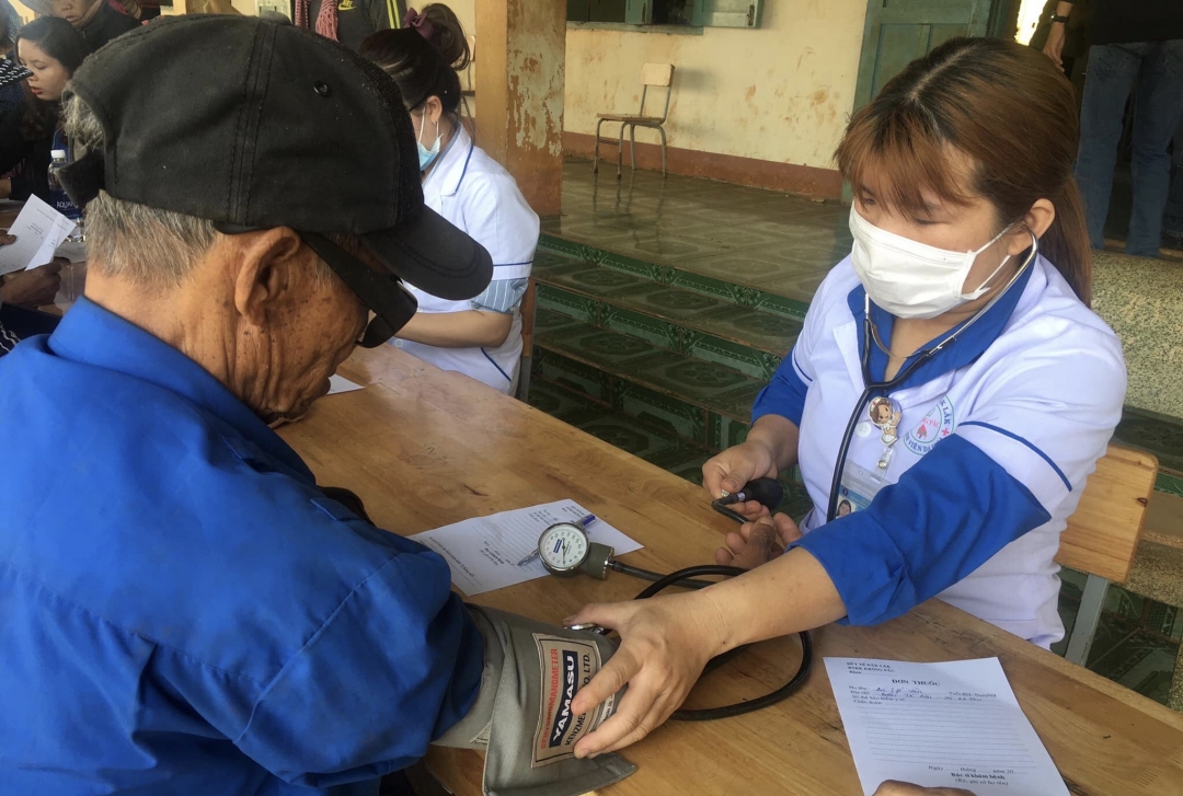 Các y, bác sĩ Hội Thầy thuốc trẻ huyện Krông Pắc