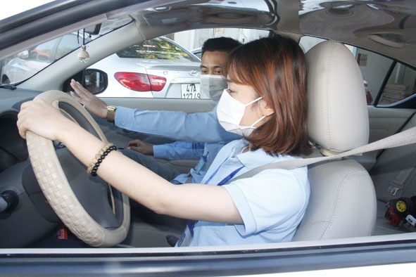 Học viên học lái xe tại Trung tâm Giáo dục nghề nghiệp Thành Luân. 