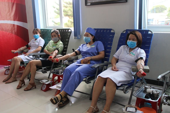 Đông đảo cán bộ, công nhân viên  Bệnh viện Mắt  Tây Nguyên tham gia hiến máu tình nguyện