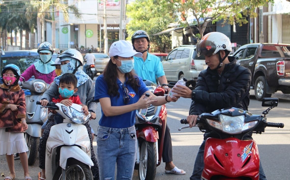 Đoàn viên Đoàn cơ sở Viện Vệ sinh dịch tễ Tây Nguyên phát dung dịch sát khuẩn cho người dân.   