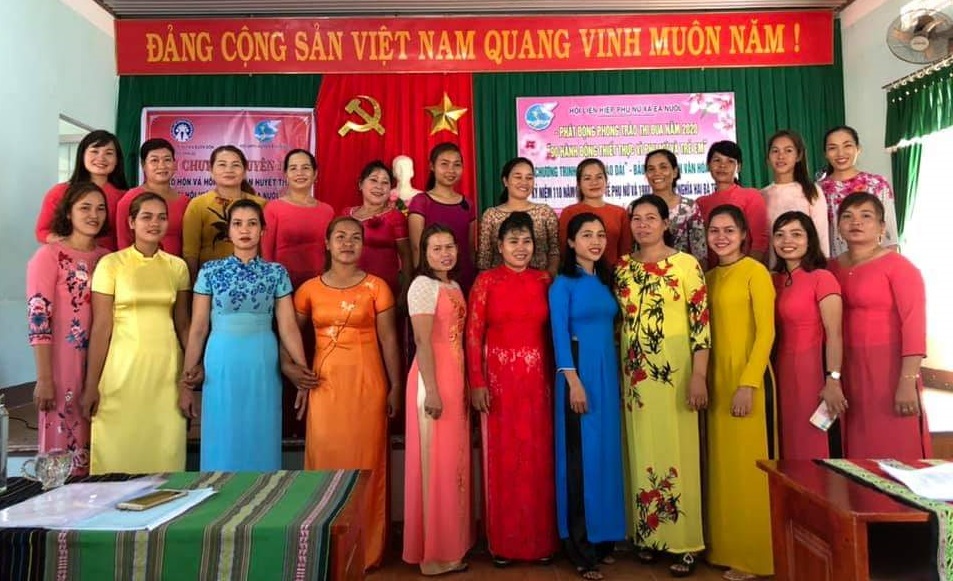 Hội viên khó khăn của xã Ea Nuôl phấn khởi trong những chiếc áo dài được tặng.