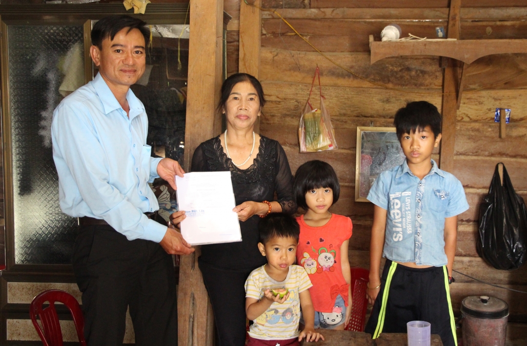 Đại diện Báo Đắk Lắk (bên trái) trao tiền ủng hộ gia đình anh Ngô Văn Sơn.
