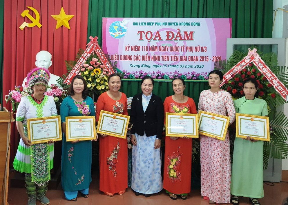 Đại diện lãnh đạo huyện tặng Giấy khen cho điển hình tiên tiến trong thực hiện các phong trào thi đua yêu nước giai đoạn 2015-2020.