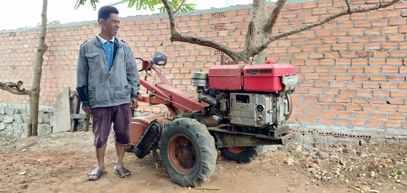 Ông Ama Sai bên dàn máy công nông mua từ tiền con trai đi làm ăn xa gửi về. 