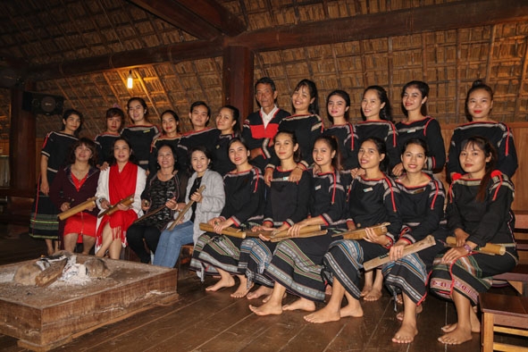 Đội chiêng nữ  và những người  thưởng thức  trong một buổi biểu diễn chiêng tre ở Khu Du lịch Ko Tam. 