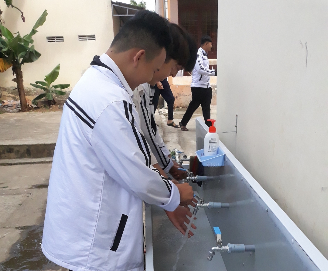 Học sinh Trường THPT Ngô Gia Tự (huyện Ea Kar) rửa tay phòng, chống dịch bệnh.