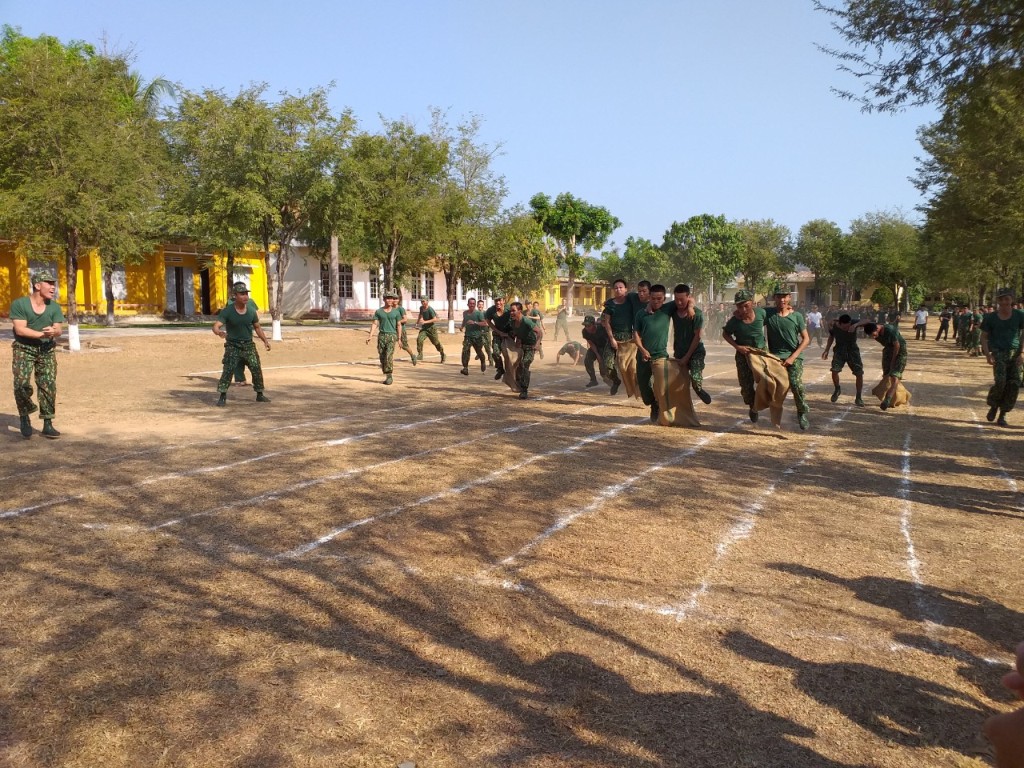 Tiểu đoàn Huấn luyện - Cơ động tổ chức chơi trò chơi cho chiến sĩ mới