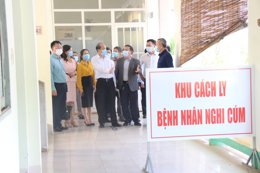 Chủ tịch UBND tỉnh Phạm Ngọc Nghị và Đoàn công tác kiểm tra công tác phòng chống dịch Covid-19 tại Bệnh viện Lao và bệnh Phổi tỉnh. 