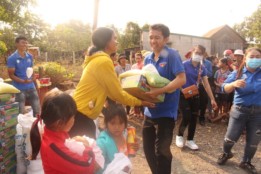 Đại diện Ban Thường vụ Huyện Đoàn Buôn Đôn tặng quà cho người dân buôn Ko Dung B (xã Ea Nuôl, huyện Buôn Đôn)