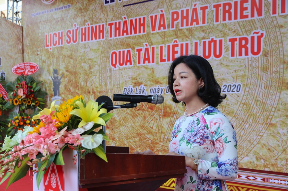 Phó Cục trưởng Cục Văn thư và Lưu trữ Nhà nước Nguyễn Thị Nga phát biểu tại buổi lễ