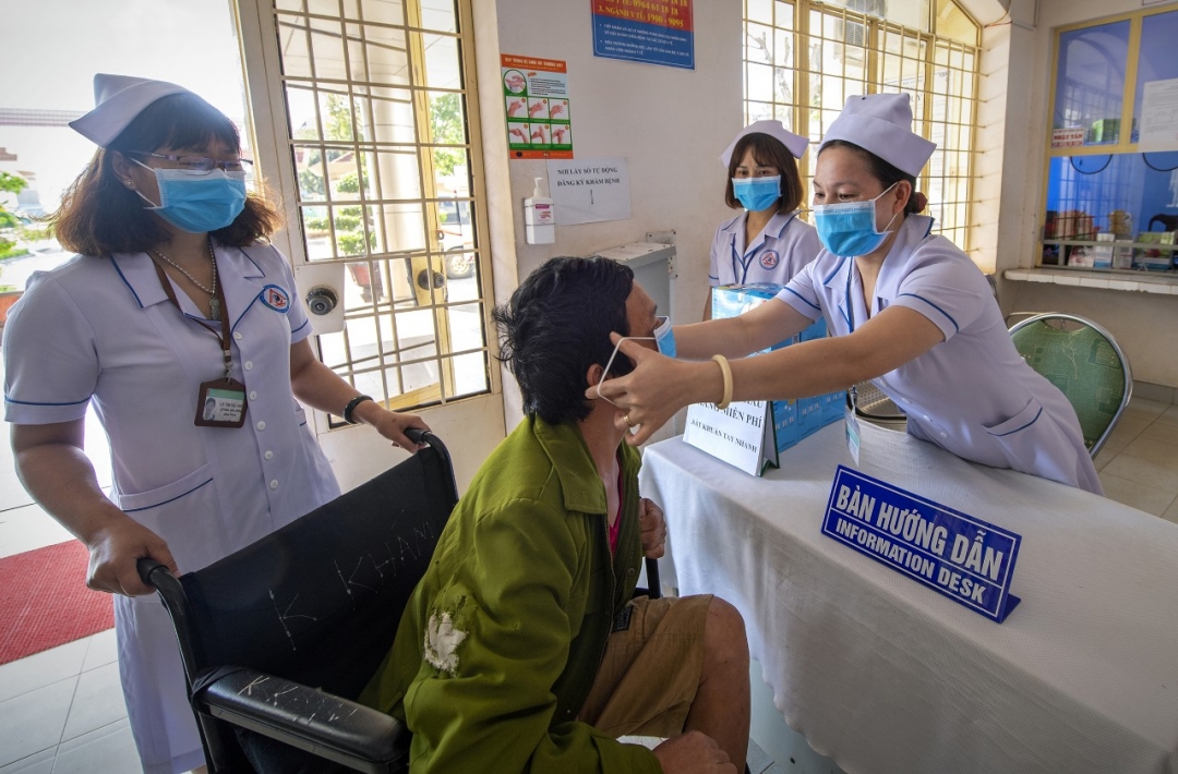 Nhân viên y tế Bệnh viện Y học cổ truyền phát khẩu trang miễn phí cho bệnh nhân.