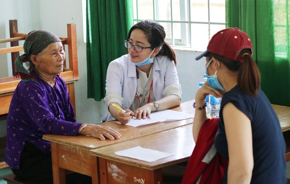 Đội ngũ y, bác sĩ tư vấn sức khỏe cho người dân xã Ia R'vê (huyện Ea Súp). 