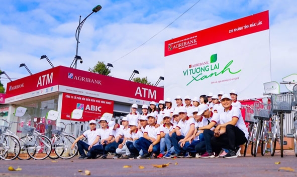 Lực lượng tình nguyện viên của Agribank  Đắk Lắk  ra quân tuyên truyền thông điệp “Agribank -  Vì tương lai xanh”.  