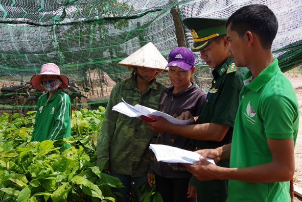 Cán bộ Đội Vận động quần chúng, Đồn Biên phòng Ea H’leo phát tờ rơi tuyên truyền pháp luật cho công nhân của các doanh nghiệp  trên địa bàn xã Ia Lốp. 