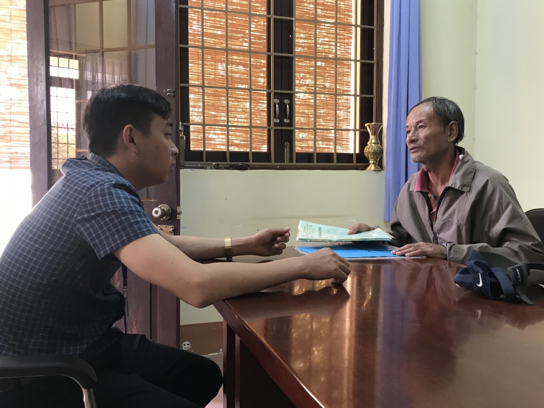Nhân viên Phòng Người có công (Sở LĐ-TBXH) giải đáp, hướng dẫn đối tượng thiết lập hồ sơ người có công. Ảnh: H.Lý