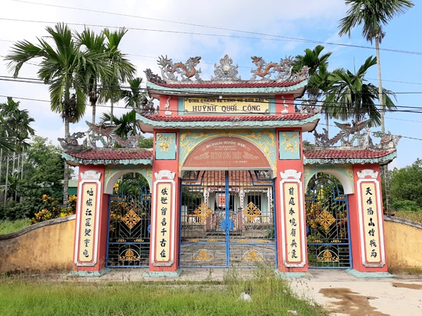 Di tích mộ và đền thờ Huỳnh Công Thiệu.  