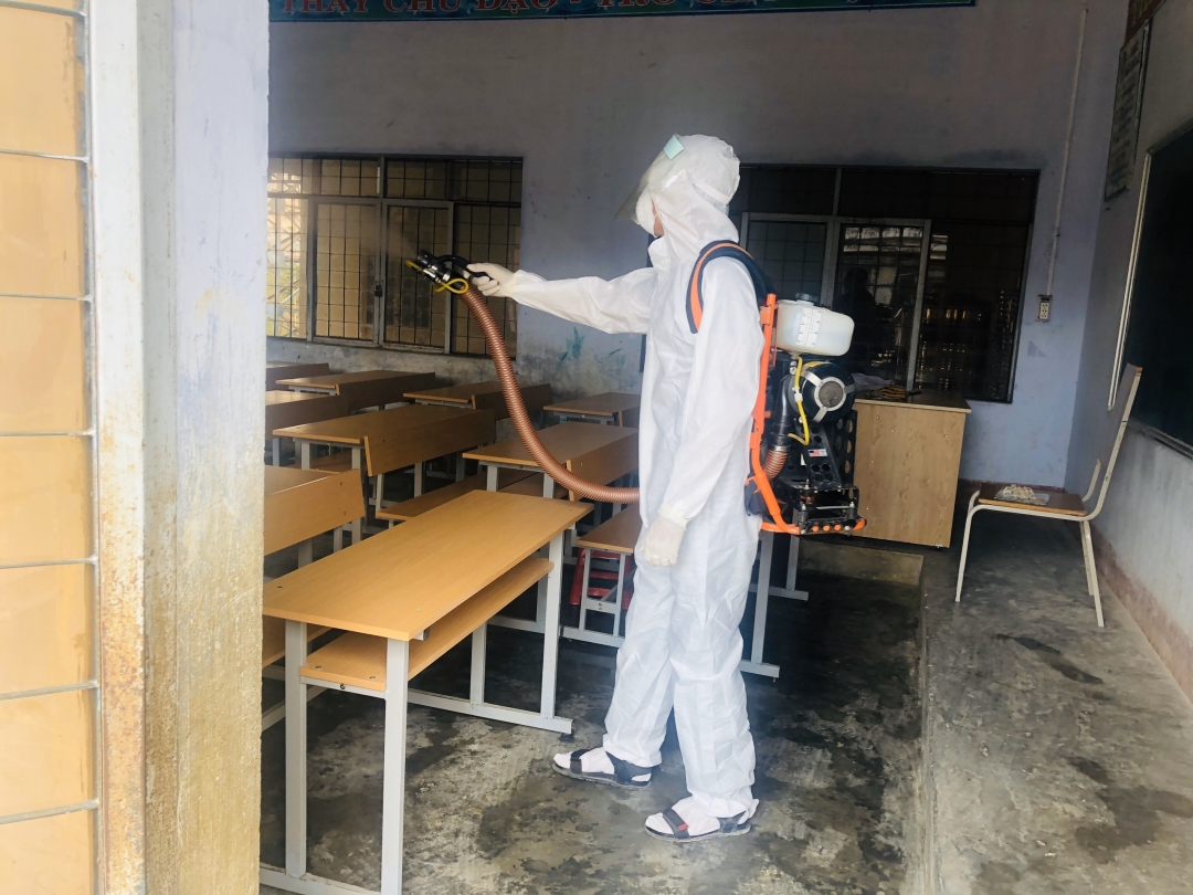 Phun thuốc khử khuẩn phòng, chống dịch Covid-19 tại Trường Phổ thông Dân tộc nội trú huyện MĐrắk.