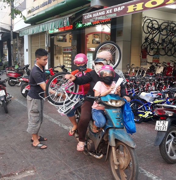                  Người dân  mua xe đạp tại một cửa hiệu trên đường  Lê Hồng Phong, TP. Buôn Ma Thuột.  