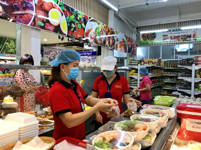 Nhân viên cửa hàng tiện lợi Thành Phát (TP. Buôn Ma Thuột)
