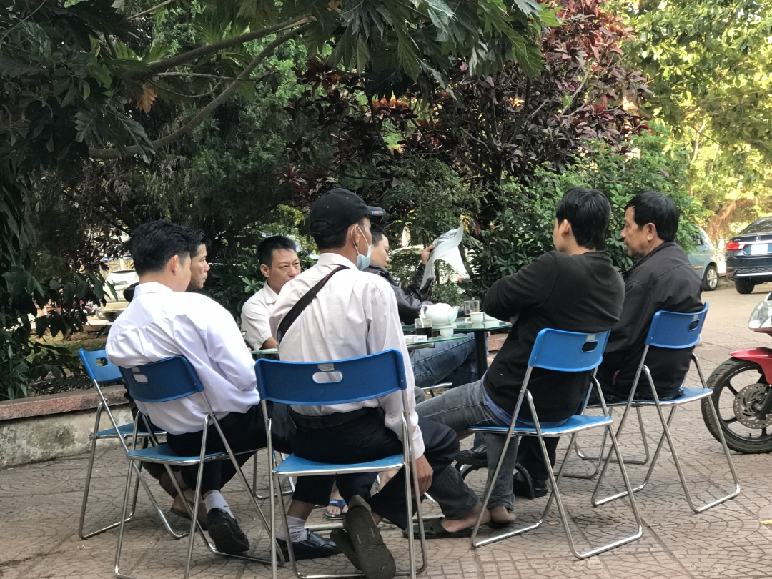 Vô tư uống cà phê, trò chuyện (Ảnh chụp tại căn tin Trung tâm Văn hóa tỉnh sáng 16-3)