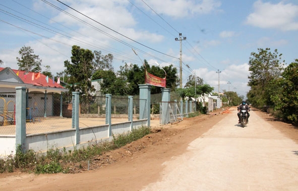 Đường  giao thông thôn 10  đi thôn 4  vừa  hoàn thành  là công trình chào mừng  Đại hội  đại biểu Đảng bộ xã Ea Đar nhiệm kỳ  2020 - 2025. 