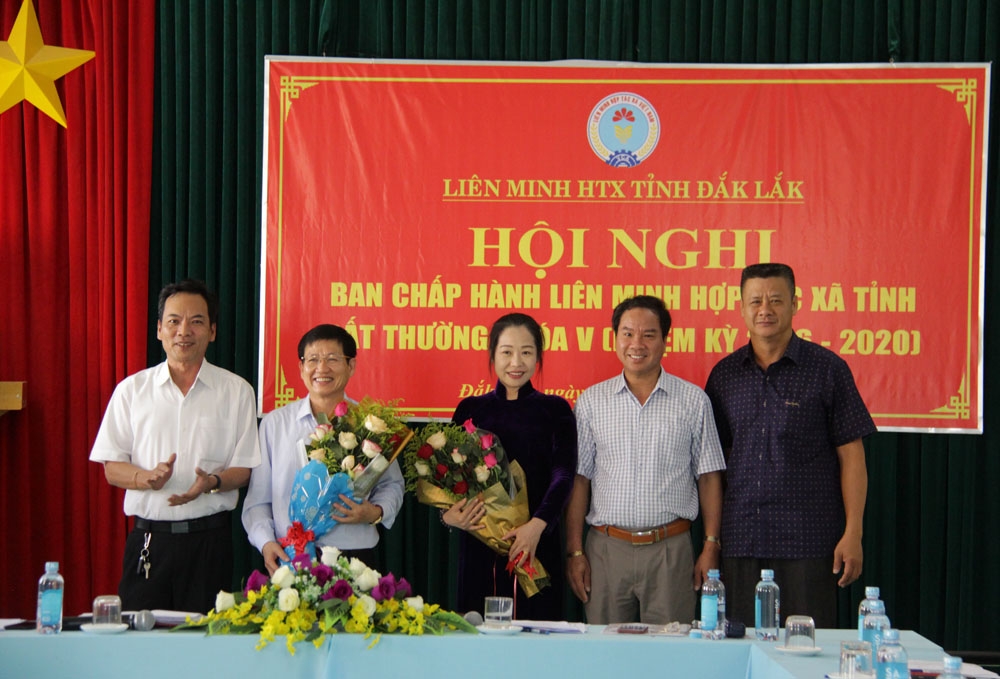 Đồng chí  Trần Tuấn Anh, Phó trưởng ban Thường trực Ban Tổ chức Tỉnh ủy tặng hoa chúc mừng Phó Chủ tịch và Ủy viên Ban chấp hành khóa V được bầu bổ sung tại kỳ họp