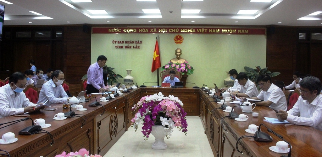 Đại biểu tham dự cuộc họp tại điểm cầu trực tuyến UBND tỉnh.