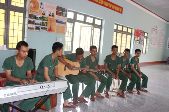 Chiến sĩ mới luyện tập văn nghệ.