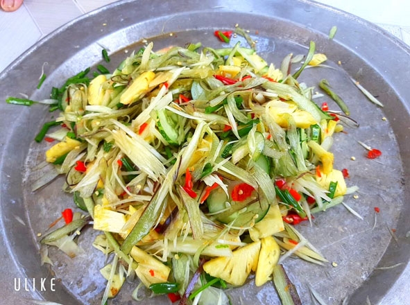       Hấp dẫn mâm gỏi “đoàn kết”.  
