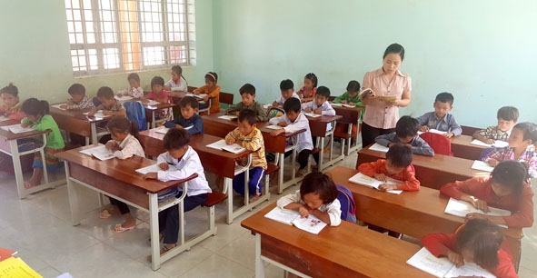         Giờ học  tập đọc của học sinh  lớp 1 Trường Tiểu học  Ea Bar,  xã Cư Pui  (huyện Krông Bông).  Ảnh: T.Lâm