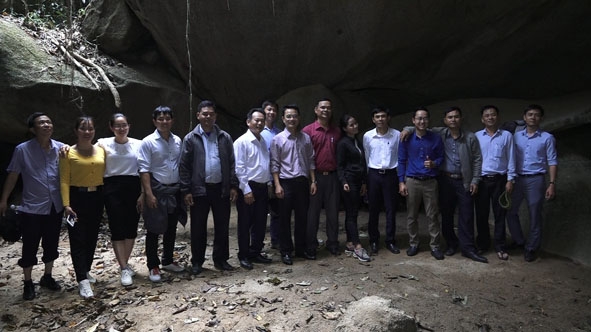 Trong hang đá Ba tầng có khoảng không gian rộng. 
