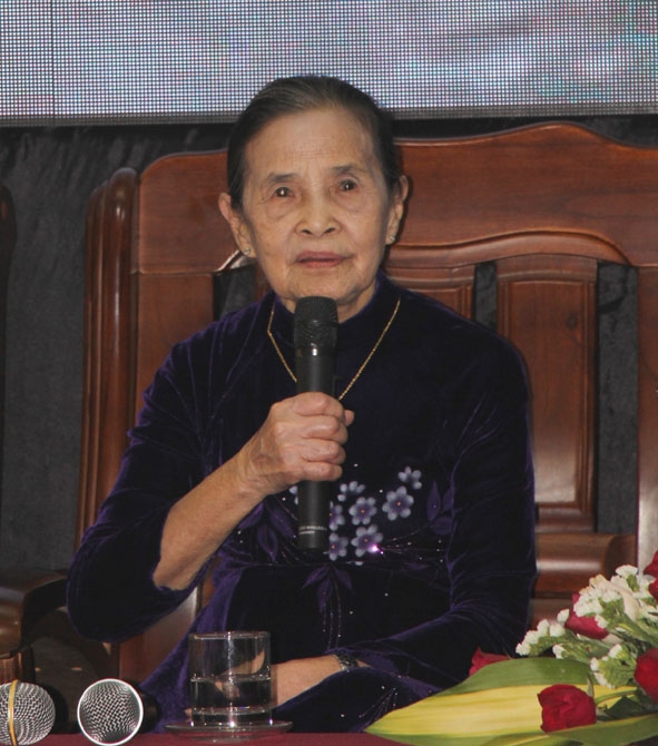 Bà Nguyễn Thị Minh Trinh (nguyên Phó đoàn Đội quân chính trị) tại buổi giao lưu.  