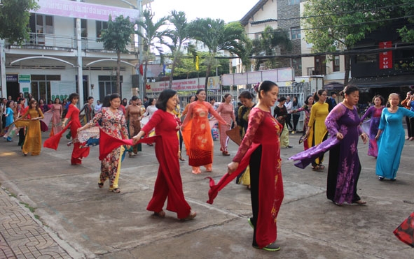 Hội viên phụ nữ phường Thắng Lợi đồng diễn áo dài.  