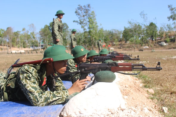 Chiến sĩ mới Lữ đoàn Đặc công 198 tập luyện trên thao trường.