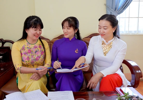 Từ trái sang: các chị Vân, Ngọc, Trang trao đổi công việc.  Ảnh: M. Huyền
