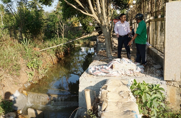 Ông Tạ Huy Phương đổ bê tông ngăn lòng suối (Ảnh chụp ngày 4-3-2020).