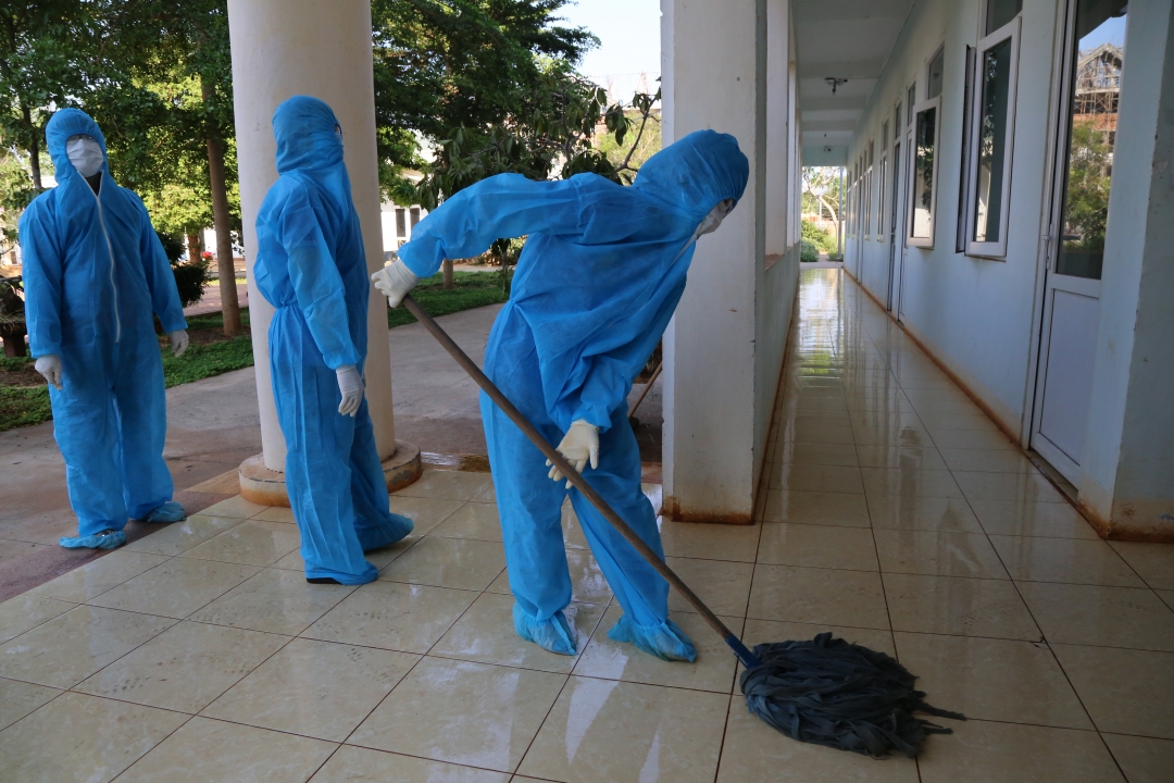 Các nhân viên y tế làm vệ sinh khử khuẩn tại khu cách ly tập trung của tỉnh. 
