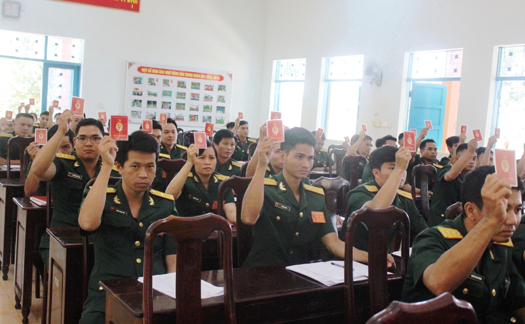 Các đại biểu tham gia biểu quyết tại Đại hội 