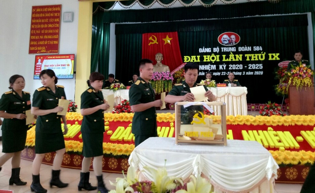 Các đại biểu bỏ phiếu bầu Ban Chấp hành Đảng bộ Trung đoàn nhiệm kỳ mới