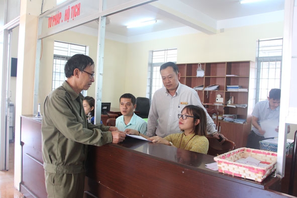 Người dân làm thủ tục hành chính tại UBND phường Tân An, TP. Buôn Ma Thuột.