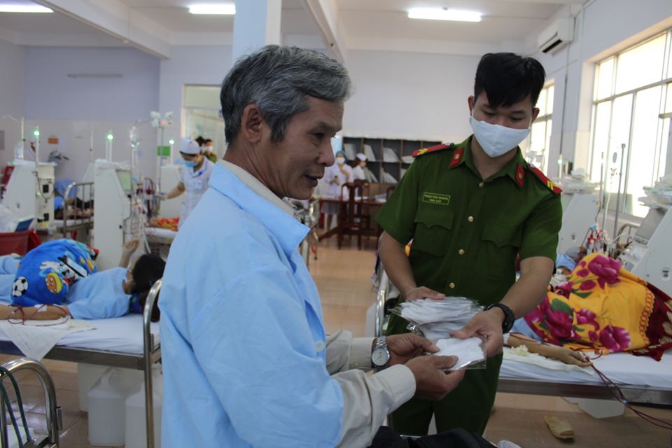 ... và phát khẩu trang tặng các bênh nhân.