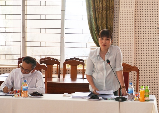 Bí thư Đảng ủy Khối các cơ quan và doanh nghiệp tỉnh Đoàn Thị Biên báo cáo tại buổi làm việc.