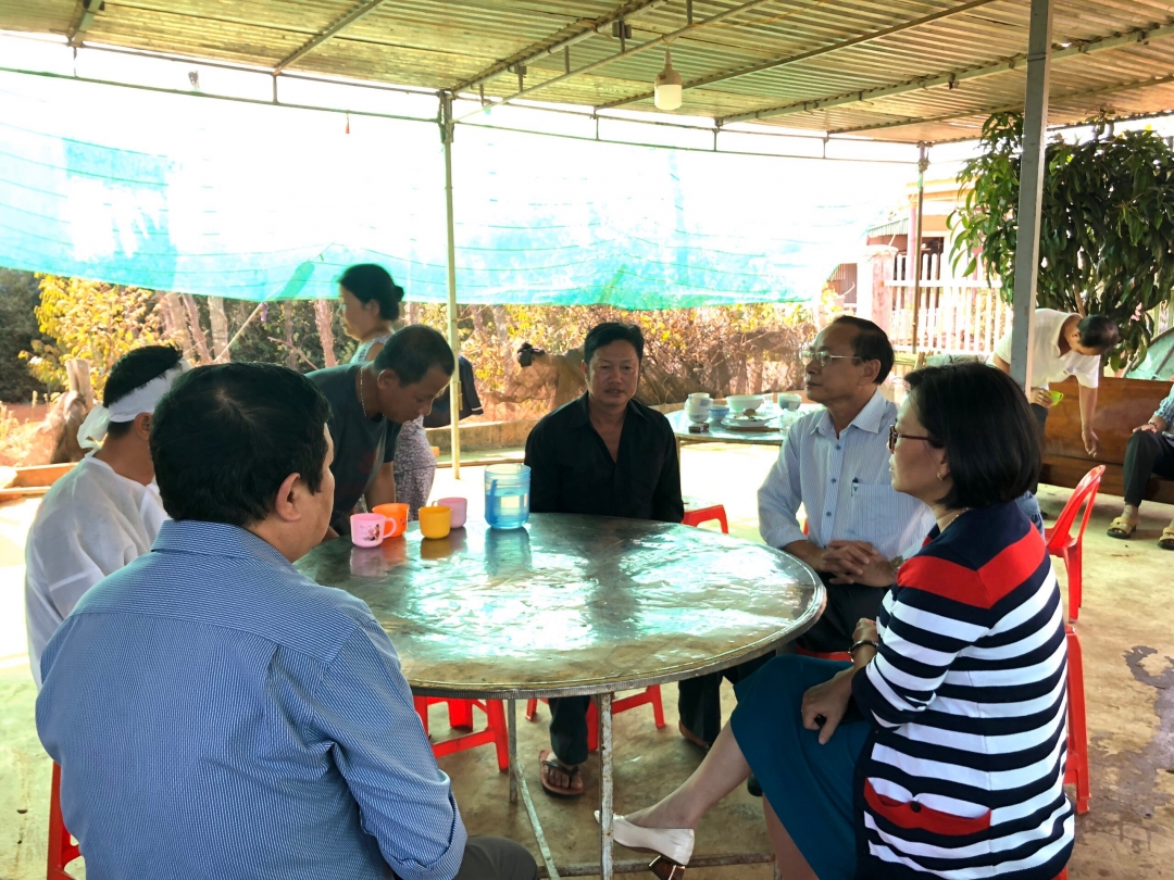 Lãnh đạo UBND thị xã Buôn Hồ thăm hỏi, chia buồn cùng gia đình