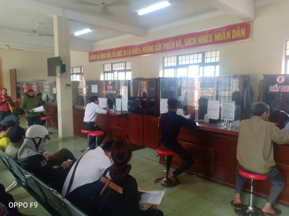 Người dân đến giao dịch hành chính tại bộ phận Một cửa của huyện Ea H'leo.