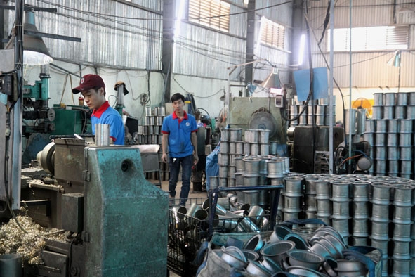 Việc ứng dụng khoa học kỹ thuật góp phần thúc đẩy phát triển quy mô, chất lượng của doanh nghiệp công nghiệp trên địa bàn tỉnh. Trong ảnh: Hoạt động sản xuất tại Công ty TNHH Cơ khí Đăng Phong.  