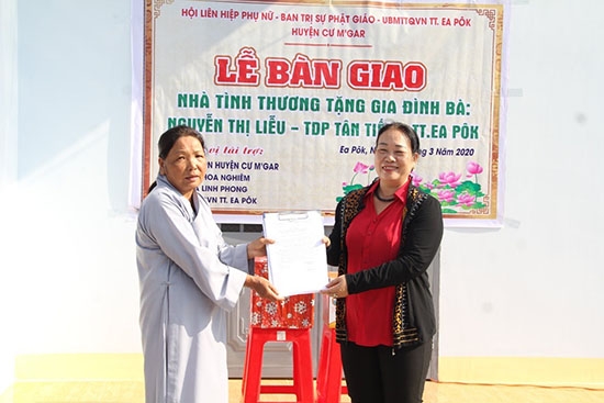 bà Hà Thị Hương, Chủ tịch Hội Liên hiệp phụ nữ huyện Cư M'gar bàn giao nhà cho hộ bà Liễu