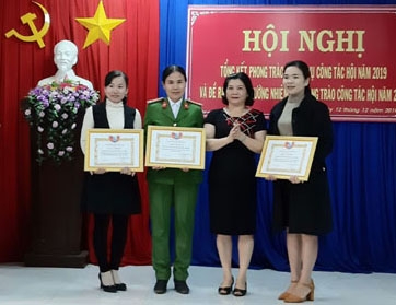 Chị Lý Thị Lan (bìa trái) được Hội LHPN huyện Ea Kar khen thưởng về thành tích xuất sắc trong công tác Hội năm 2019. 