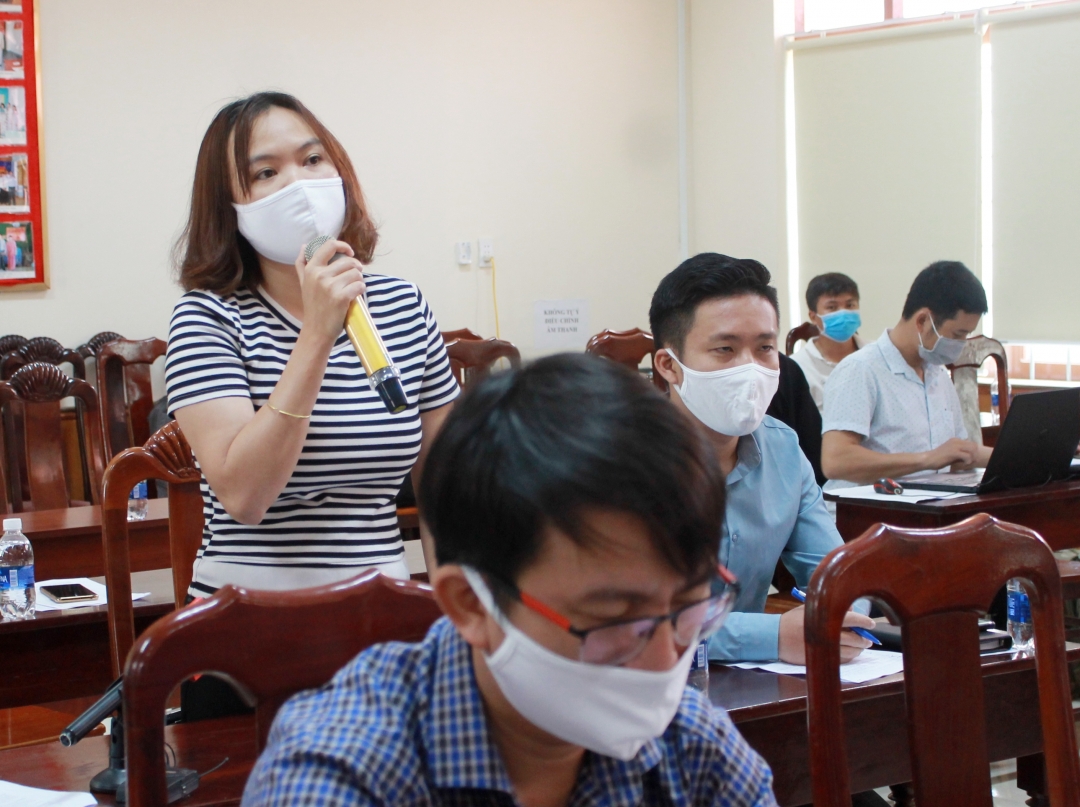 Phóng viên Nam Trang, Đài Tiếng nói Việt Nam Thường trú tại Tây Nguyên đặt câu hỏi với ngành Y tế.