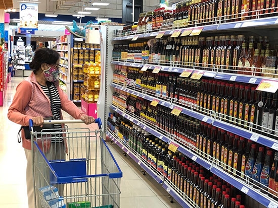 Người dân mua sắm thực phẩm tại siêu thị Co.opmart Buôn Ma Thuột