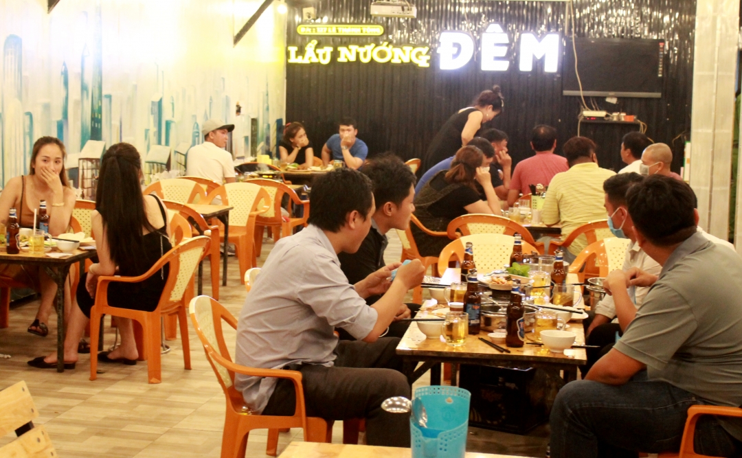 Tối 29-3, quán ăn Lẩu nướng Đêm (127 Lê Tháng Tông) vẫn có trên 100 khách hàng đến ăn uống, bàn ghế được kê sát nhau, không đảm bào khoảng cách 2m, không có bồn rửa tay sát khuẩn cho nhân viên và khách hàng. 